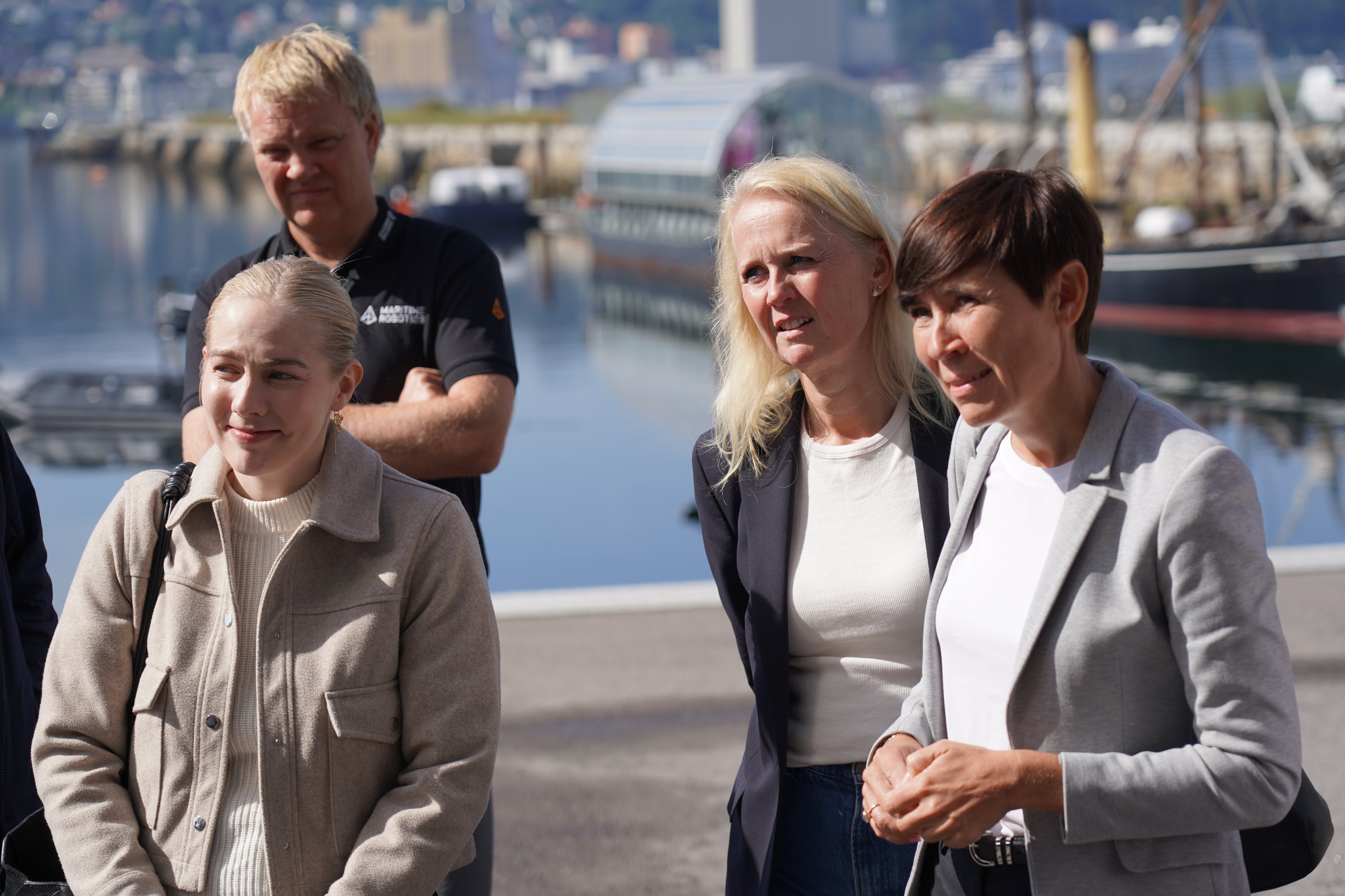 Norwegian parliamentarians experience the Gjallarhorn maritime defense project